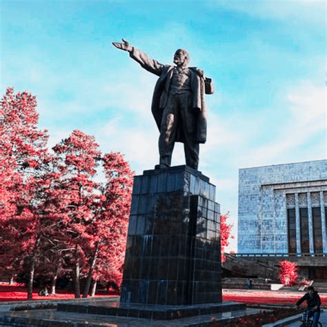 Albums 92+ Pictures Statue Of Lenin Photos Superb