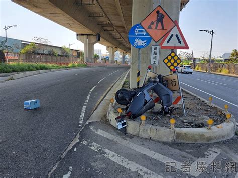 影仁武機車左切擊中直行車 騎士失控向前打滑撞分隔島上告示牌