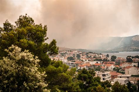 Fotogalerija Vatrogasci I Stanovnici Bore Se S Po Arom U Greba Tici