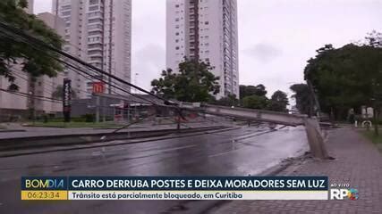 Carro Derruba Poste E Deixa Moradores Sem Luz Em Curitiba Motorista