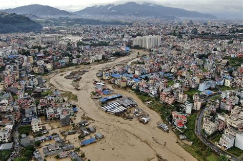 Des inondations et des glissements de terrain au Népal font au moins