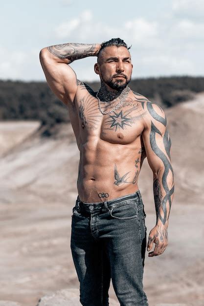 Retrato Sexy Do Modelo Masculino Em Topless Bonito Musculoso Na Praia