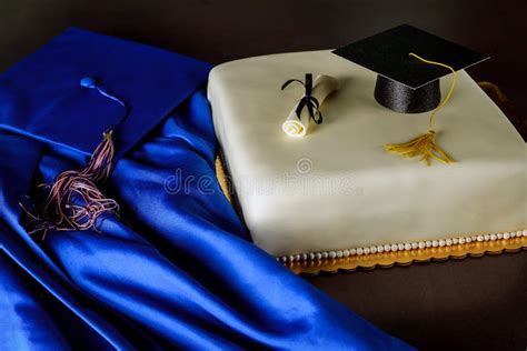 Pastel Fondant Graduaci N Con Sombrero Y Vestido Sobre Fondo Oscuro