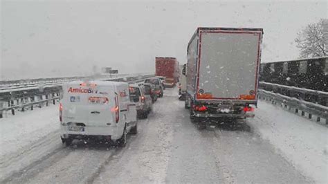 Neve E Pioggia In Liguria Tir Bloccati In Autostrada A26 E A7 Chiuse