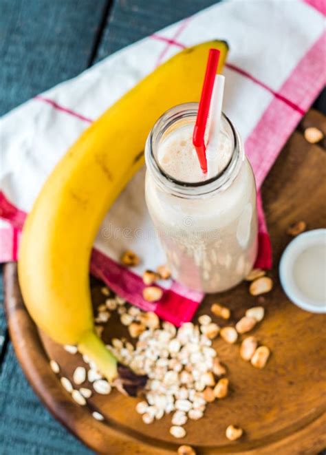 Milchshake Mit Bananen Hafermehl Und Erdnusspaste Stockbild Bild