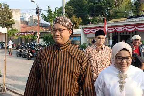 Foto Kenakan Blangkon Anies Baswedan Hadiri Upacara HUT RI Di Waduk