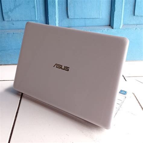 Jual Asus E M Putih Notebook Second Slim Tipis Ram Gb Ssd Gb