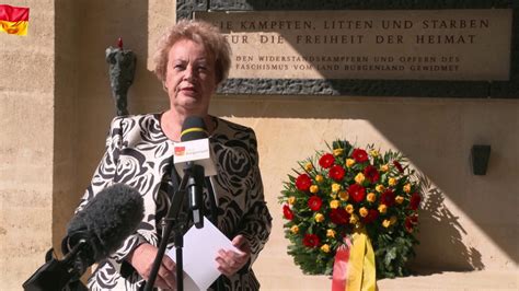 Landtagspräsidentin Verena Dunst Kranzniederlegung anlässlich 75 Jahre