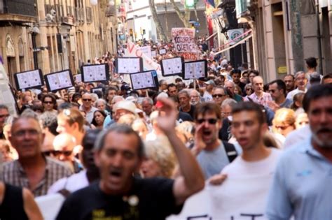 Mig Miler De Persones Es Manifesten A Barcelona Contra Les Retallades