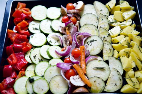 Einfaches mediterranes Ofengemüse mit frischen Kräutern Genussgabel