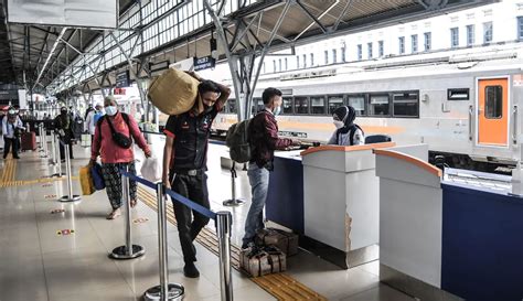 FOTO Mendekati Pemberlakuan Larangan Mudik Ribuan Penumpang Padati