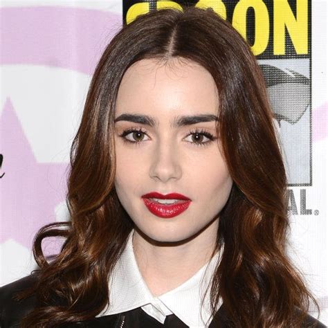 Lily Collins Gets Glossy With Her Red Lip Cabello De Lily Collins Cejas Perfectas Cejas