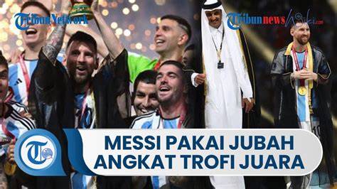 Lionel Messi Pakai Jubah Hitam Saat Angkat Trofi Piala Dunia