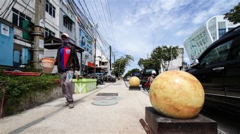 Terinspirasi Kota Bandung Bola Beton Dipasang Sepanjang Trotoar Jalan