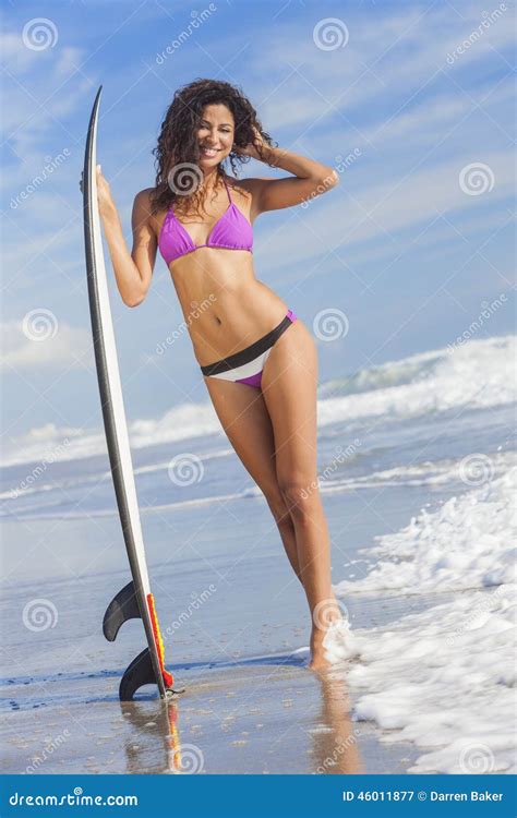 Beaux Surfer De Fille De Femme De Bikini Et Plage De Planche De Surf Image Stock Image Du