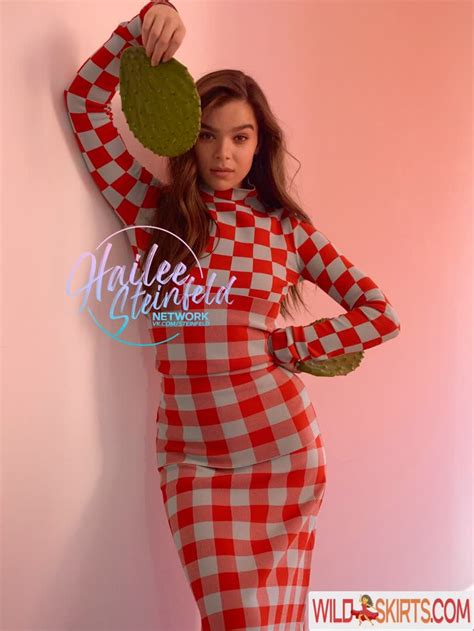 16 Hot Photos By Hailee Steinfeld Known As Haileesteinfeld