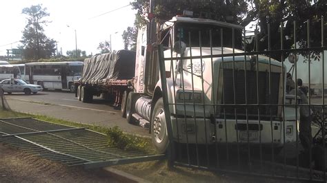 Choca Tráiler Sin Frenos Contra Rejas De Parque La Web Del Centro