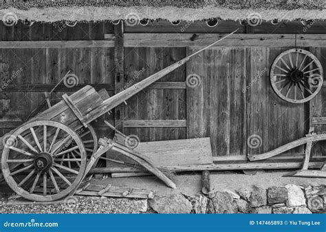 Vieille Brouette En Bois Dans La Maison De Ferme Image Stock Image Du