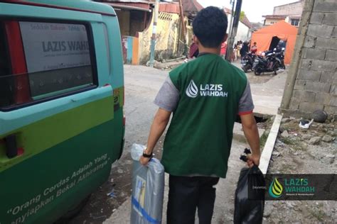 Lazis Wahdah Distribusikan Bantuan Untuk Korban Kebakaran Di Jalan