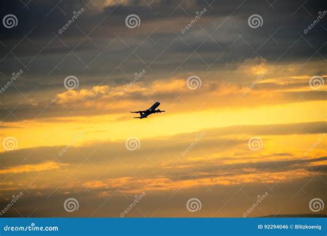 Silueta Del Aeroplano En La Puesta Del Sol Foto De Archivo Imagen De