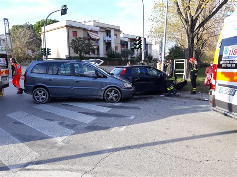 JESI INCIDENTE CON FERITI AL SEMAFORO DI VIA SAN FRANCESCO Foto