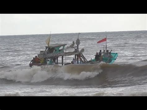 PERAHU HAMPIR DIGULUNG OMBAK SAMPAI TERKURUNG PANTAI PUGER 001 YouTube