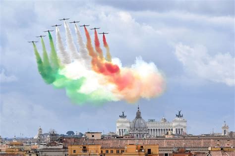 Festa Della Repubblica Il Passaggio Delle Frecce Tricolori Nel Cielo