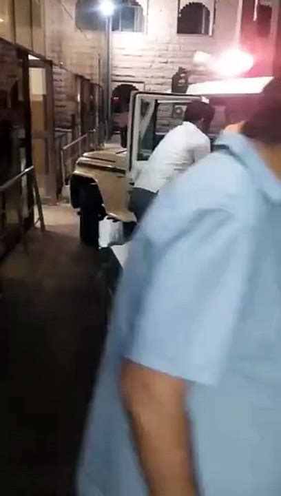 इनामी बदमाश को पकड़ने पहुंची पुलिस पर हमला हवाई फायर थानाधिकारी घायल