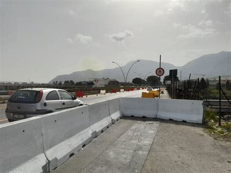 Ponte Corleone Riaperto Strada A Due Corsie Sbarrato Ingresso Ai