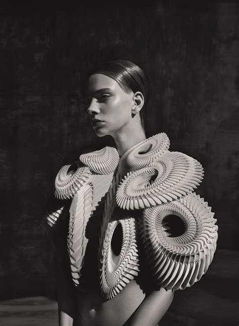 Iris Van Herpen Sculpting The Senses Du November Au April