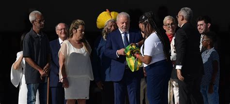 Lula Recebe Faixa Presidencial Das M Os De Mulher Negra Tudo Que Voc