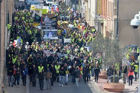 Les Manifestants Gilets Jaunes Dans Les Rues De Roanne NEWS