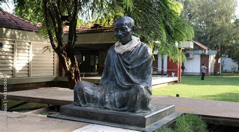 Gandhi Statue at Sabarmati Ashram, Ahmedabad, Gujarat, India Stock ...