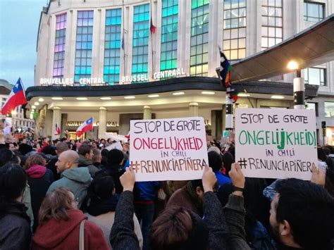 Des Centaines De Manifestants Solidaires De La Lutte Du Peuple Chilien