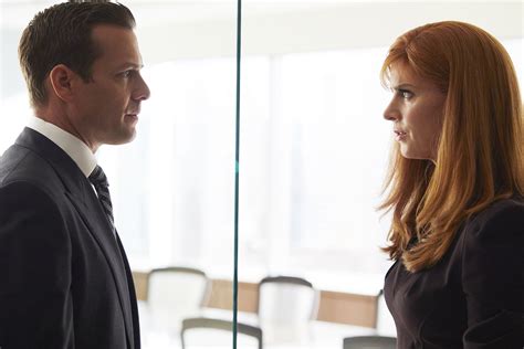 Suits 100th Episode Sarah Rafferty Explains Donna S Feelings For Harvey And The Romantic Void