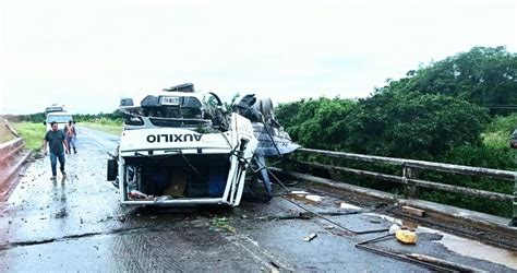 Un Cami N Volc En El Puente Del Riacho Monte Lindo Y Otro Dos