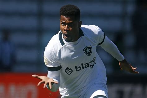 Botafogo Avan A Na Contrata O Do Atacante J Nior Santos Do Fortaleza