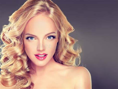 Jong Breed Het Glimlachen Blonde Haired Meisje Model Stock Afbeelding Image Of Dicht Juwelen