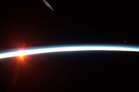 ISS sunrise: Sun, Moon, and two planets rise over the Earth as seen ...