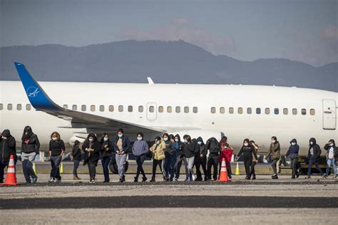 Guatemala recibe el primer vuelo de deportados del año