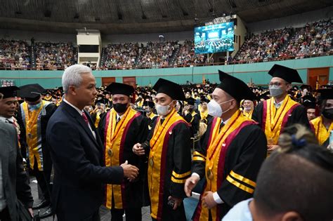 Hadir Di Wisuda Universitas Moestopo Ganjar Pranowo Harap Generasi