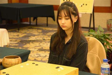 围棋女神黑嘉嘉登时尚杂志 复古造型展现别样美