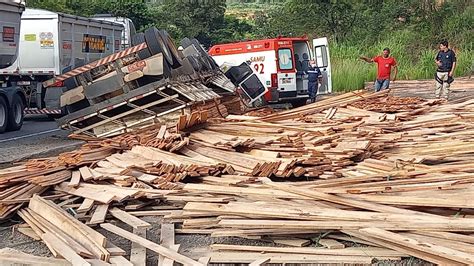 Motorista Fica Ferido Ap S Caminh O Carregado Madeiras Tombar Na Br