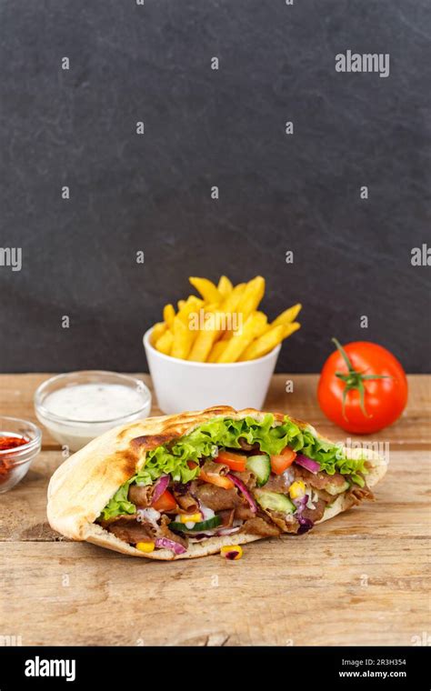 Doner Kebab Doner Kebap comida rápida en menú de pan de pita con