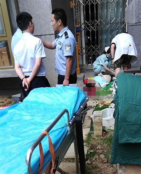 贵阳10岁男童高空抛下灭火器，砸中一女子头部致其死亡！凤凰网