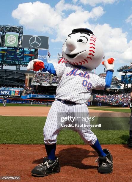 New York Mets Mascot Mr Met Photos and Premium High Res Pictures ...