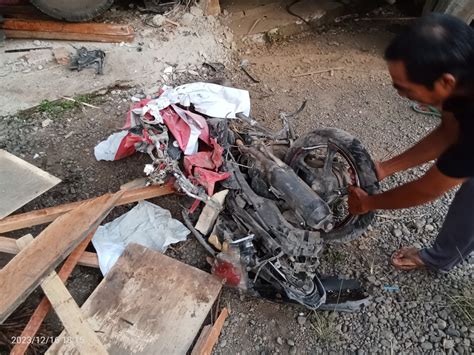 Dihantam Dump Truk Rumah Dan Motor Warga Bengkulu Utara Ringsek