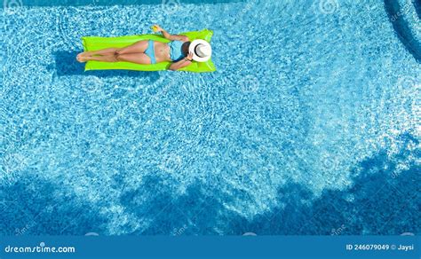Belle Femme En Chapeau En Piscine Vue Aérienne En Haut De La Jeune Fille En Bikini Se Détend Et