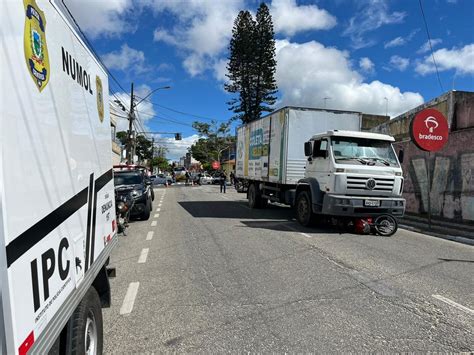 Homem que estava em moto morre atropelado por caminhão de coleta