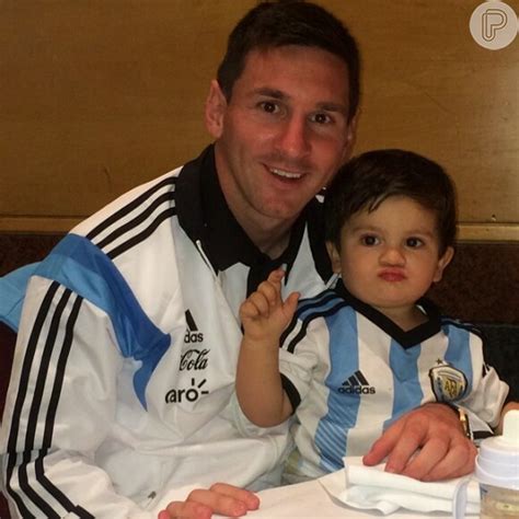 Foto Lionel Messi Posa Ao Lado Do Filho Thiago Vestidos Com A Camisa